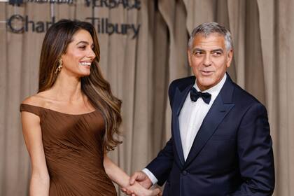 La presencia del matrimonio Clooney como anfitriones de esta gala solidaria no fue solo una muestra de elegancia, sino también de profundo compromiso