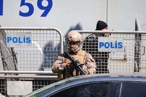 La presencia policial cerca del consulado israelí en Estambul, Turquía, el 7 de abril del 2026. (Omer Hamza Yildiz/DIA Photo via AP)