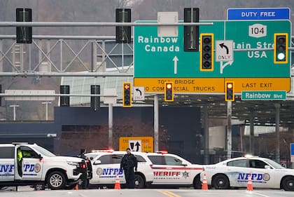 La presencia policial en el Puente Rainbow Bridge, cerca de Niagara Falls, Nueva York, el 22 de noviembre de 2023. . (Derek Gee/The Buffalo News via AP)