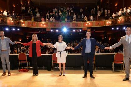 La presentación, a sala llena, fue moderada por el periodista Luis Otero, y participaron el filósofo y periodista Julio Montero; el sociólogo y consejero académico Marcos Novaro, y la periodista Viviana Canosa