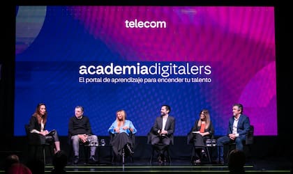 La presentación de Academia Digitalers con María Constanza Ferrer, Gerente de Sustentabilidad de Telecom Argentina; Fernando Mollon, Head de Multi-Country de Google Cloud Region LATAM; Silvia Tenazinha, Directora General de Salesforce Argentina; Juan Bonora, Vice Presidente y Director de Relaciones Públicas de Huawei; Marina Bericua, Directora de Asuntos Legales, Institucionales y Corporativos de Microsoft; y Guillermo Páez, Director de Plataformas y Servicios de Telecom
