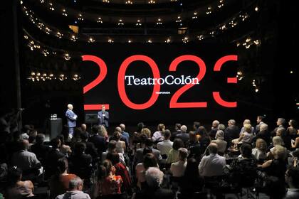 La presentación de la temporada se hizo literalmente en el escenario del teatro, con vista a la magnífica sala