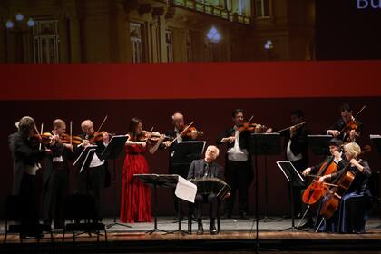 La presentación de las nuevas autoridades comenzó con una pieza de Piazzolla interpretada por la Camerata Bariloche