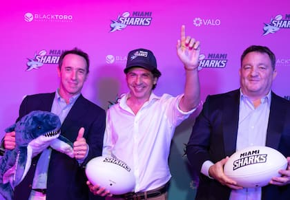La presentación de los Miami Sharks en 2023, con tres de los empresarios que aportaron al proyecto: Marcos Galperin, Ronaldo Strazzolini y Alejandro MacFarlane