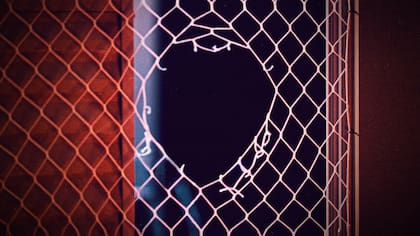 La presentación de Netflix del documental Isabella: El caso Nardoni exhibe una foto de la tela de protección de la ventana del sexto piso cortada, el lugar por el que fue arrojada la niña