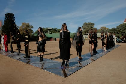 La presentación del Equipo Argentino de Volteo en el desfile de Esquina en el Club Hípico Argentino