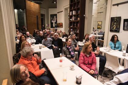 La presentación del libro de Néstor Tirri convocó a amigos, familiares y artistas