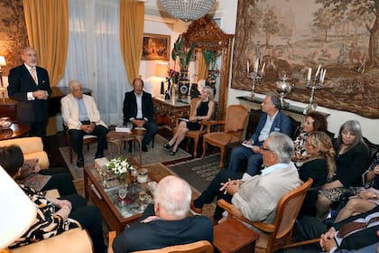 La presentación del libro “Raúl Alfonsín visto por sus contemporáneos”, en la casa del embajador Maximiliano Gregorio-Cernadas