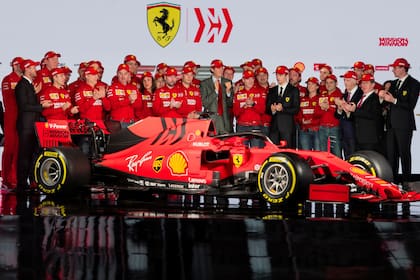 Ferrari debió cambiar el blanco por el negro en el diseño de sus autos, porque las autoridades objetaron que el diseño de Mission Winnow era similar al de Marlboro, prohibido en la F1; por cuestionamientos en Australia, no podrá utilizarlo en el primer Gran Premio del año