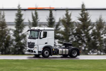 La presentación del “Portfolio 2025” incluyó pruebas dinámicas en pista y la exhibición de las nuevas versiones de Accelo, Atego y Actros.