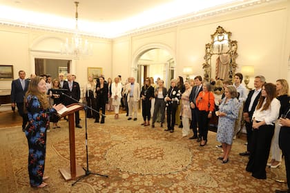 La presentación fue en el salón principal de la residencia de la embajadora británica