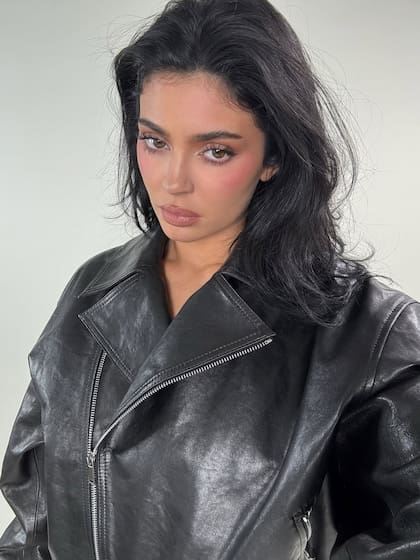La presentación judicial incluye acusaciones de maltrato y discriminación (Foto: Instagram @kyliejenner)