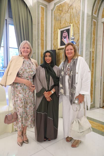 La presentación marcó distintos reencuentros, Adriana Chlabaud, Mouza Mohammed Almansoori, esposa del embajador de Emiratos Árabes y Emilia Kartens
