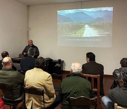 La presentación se realizó en la Bodega Domingo Hermanos ante los principales representantes
de las bodegas de la zona, viticultores y productores como así también miembros de organismos
nacionales, provinciales y municipales