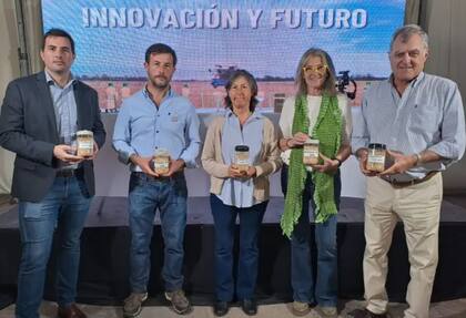 La presentación se realizó en la Chacra Experimental Integrada Barrow y participaron Manuel Martín, vicejefe de Gabinete del MDA; María Beatriz “Pilu” Giraudo, vicepresidente del INTA; Roberto Brea, presidente de Andrómaco; Emiliano Cucciufo, director provincial de Innovación productiva de la cartera agraria bonaerense y; Horacio Berger, director del Centro Regional Buenos Aires Sur del INTA