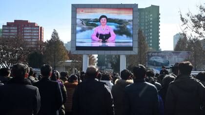 La presentadora Ri anuncia el nuevo lanzamiento, en Pyongyang