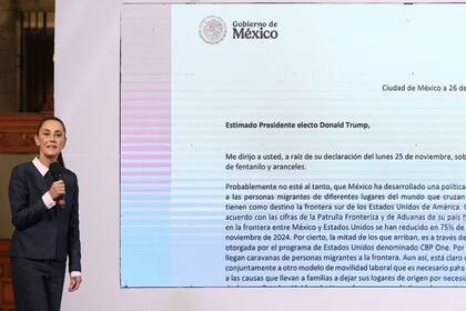 La presidenta Claudia Sheinbaum, al leer la carta que le envió al presidente electo de Estados Unidos, Donald Trump.