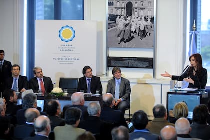 Cristina Kirchner, en uno de los anuncios para los jubilados, con parte de su Gabinete