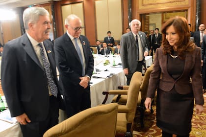 La presidenta Cristina Kirchner, de pie, en China
