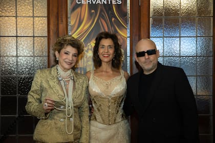 La presidenta de ATSM junto a Carolina Papaleo y el director teatral José María Muscari, creador de "Doradas"