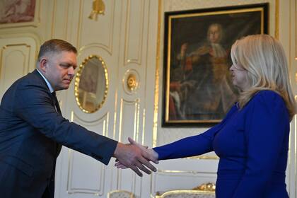 La presidenta de Eslovaquia, Zuzana Caputova, estrecha la mano de Robert Fico, líder del partido Smer, en Bratislava, Eslovaquia, el lunes 2 de octubre de 2023. (Vaclav Salek/CTK vía AP)