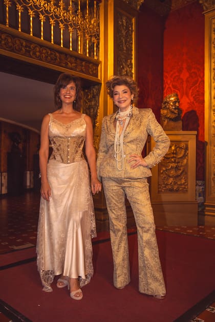 La presidenta de la asociación Amigos del Teatro Nacional Cervantes, Carolina Petroni de Bereciartua, junto a Carolina Papaleo, una de las protagonistas de "Doradas"