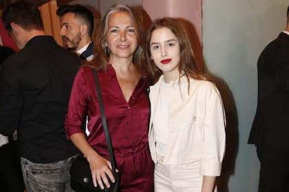 La presidenta de la Asociación Argentina de Actores, Alejandra Darín, con su hija Antonia