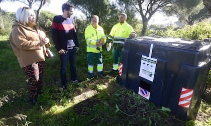 La presidenta de la asociación Gatos del Puerto, María Heredia junto con el concejal de Medio Ambiente.