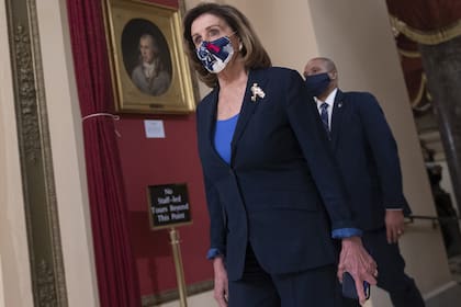 La presidenta de la Cámara de Representantes de los Estados Unidos, Nancy Pelosi, camina hacia la cámara, hoy, antes de la votación del impeachment contra Trump