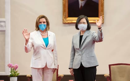 La presidenta de la Cámara de Representantes de Estados Unidos, Nancy Pelosi y la presidenta de Taiwán, Tsai Ing-wen, saludan durante una reunión en Taipei, Taiwán, el miércoles 3 de agosto de 2022.