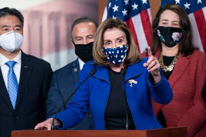 La presidenta de la Cámara de Representantes de Estados Unidos, Nancy Pelosi, habla con la prensa después de que el Senado votara para absolver al expresidente Donald Trump, en el Capitolio de Estados Unidos en Washington, DC, el 13 de febrero de 2021