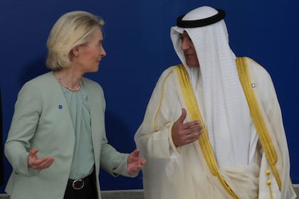 La presidenta de la Comisión Europea, Ursula von der Leyen, habla con el secretario general del Consejo de Cooperación del Golfo, Jasem Mohamed Albudaiwi, antes de la foto de familia de una cumbre de la UE en Nicosia, Chipre, el 24 de abril de 2026