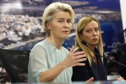 La presidenta de la Comisión Europea, Ursula von der Leyen, izquierda, y la primera ministra de Italia, Giorgia Meloni, derecha