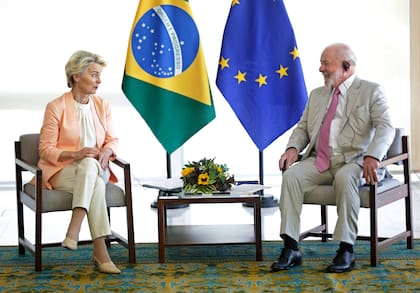 La presidenta de la Comisión Europea, Ursula von der Leyen, y el presidente de Brasil, Luiz Inácio Lula da Silva, en Brasilia