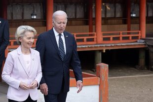 La presidenta de la Comisión Europea, Ursula von der Leyen (izquierda), y el presidente de los Estados Unidos, Joe Biden, visitan el Santuario Itsukushima en la isla de Miyajima como parte de la Cumbre del G7
