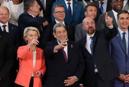 La presidenta de la Comisión Europea, Ursula von der Leyen, a la izquierda, el primer ministro de San Vicente y las Granadinas, Ralph Gonsalves, en el centro, y el presidente del Consejo Europeo, Charles Michel, hacen gestos durante la tercera cumbre UE-CELAC en que reúne a líderes de América Latina, el Caribe y la Unión Europea en Bruselas, Bélgica, el lunes 17 de mayo de 2023. (AP Foto/François Walschaerts)