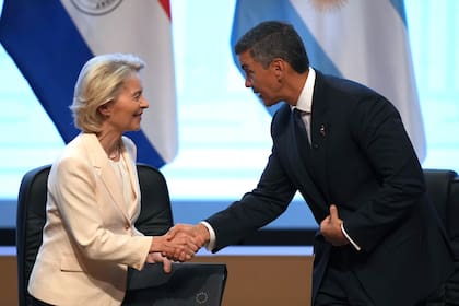 La presidenta de la Comisión Europea, Ursula von der Leyen, a la izquierda, estrecha la mano del presidente de Paraguay, Santiago Peña, durante una reunión para firmar un acuerdo de libre comercio entre la Unión Europea y el Mercosur, en Asunción, Paraguay