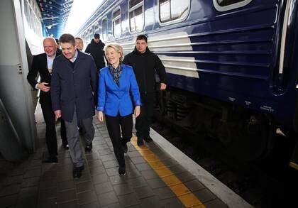 La presidenta de la Comisión Europea, Ursula von der Leyen, llegó la mañana de este martes a Ucrania, en una visita que coincide con el día de Europa y en la que se reunirá con el presidente ucraniano, Volodimir Zelensky