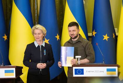 La presidenta de la Comisión Europea, Ursula von der Leyen, y el presidente de Ucrania, Volodimir Zelensky (Archivo) 