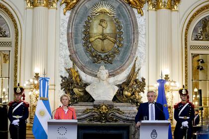 La presidenta de la Comisión Europea, Ursula von der Leyen, a la izquierda, y el presidente de Argentina, Alberto Fernández, dan una conferencia de prensa conjunta en la casa de gobierno de Buenos Aires, Argentina, el martes 13 de junio de 2023. (AP Foto/Natacha Pisarenko)