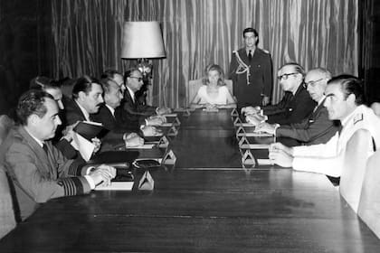 La presidenta de la república, Isabel Perón, reunida con el Consejo de Seguridad, el 18 de febrero de 1976