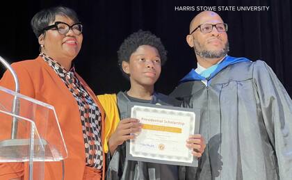 La presidenta de la universidad se sintió conmovida por la historia y le dio una beca completa