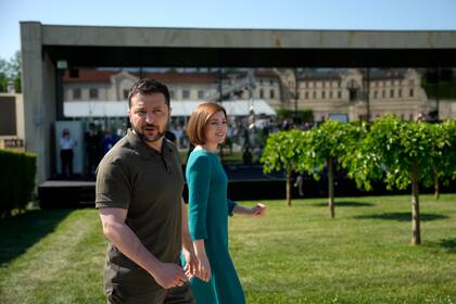 La presidenta de Moldavia, Maia Sandu, a la derecha, camina junto al presidente de Ucrania, Volodymyr Zelenskyy, a su llegada a la Cumbre de la Comunidad Política Europea en el Castillo de Mimi, en Bolboaca, Moldavia, el jueves pasado