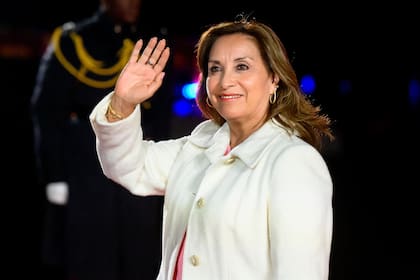 La presidenta de Perú, Dina Boluarte, es el blanco de un escándalo por presunto enriquecimiento ilícito y omisión en su declaración jurada