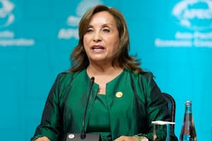 La presidenta de Perú, Dina Boluarte, habla durante la cumbre anual de Cooperación Económica Asia Pacífico, APEC, en Lima, Perú, el sábado 16 de noviembre de 2024