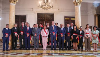 La presidenta de Perú, Dina Boluarte, toma juramento de los nuevos ministros el 2 de abril de 2024