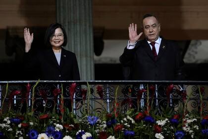 La presidenta de Taiwán, Tsai Ing-wen, a la izquierda, y el presidente de Guatemala, Alejandro Giammattei, saludan desde un balcón del Palacio Nacional en Ciudad de Guatemala el viernes 31 de marzo de 2023.