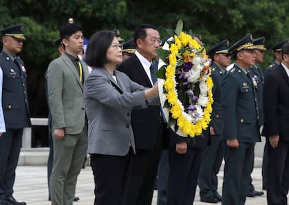 La presidenta de Taiwán, Tsai Ing-wen, lleva una corona de flores durante un acto por el 65 aniversario de un ataque mortal de China a las islas Kinmen, en Kinmen, Taiwán, el miércoles 23 de agosto de 2023. (AP Foto/Chiang Ying-ying)