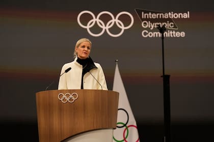La presidenta del COI Kirsty Coventry durante el inicio de la reunión del COI en los Juegos Olímpicos de Invierno 2026 (AP Foto/Luca Bruno)