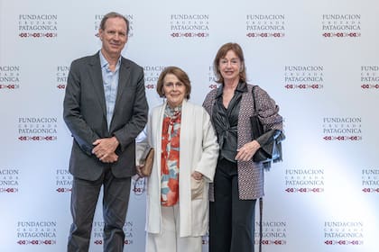 La presidenta del Comité de eventos de Fundación Cruzada Patagónica, Meme Larivière, junto a Miguel Blaquier y a Felisa Larivière de Blaquier